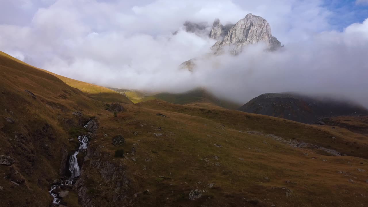 山瀑布和雾峰视频素材