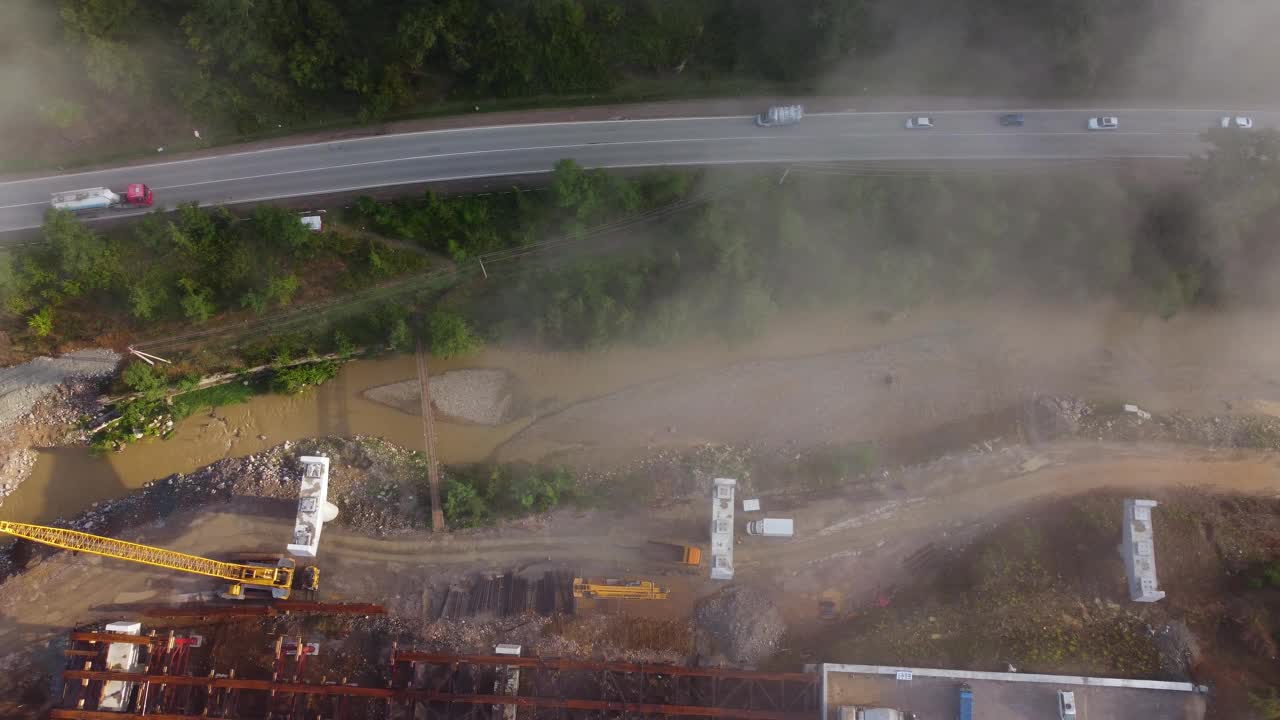 卡车和汽车在新公路建设的道路上行驶视频素材