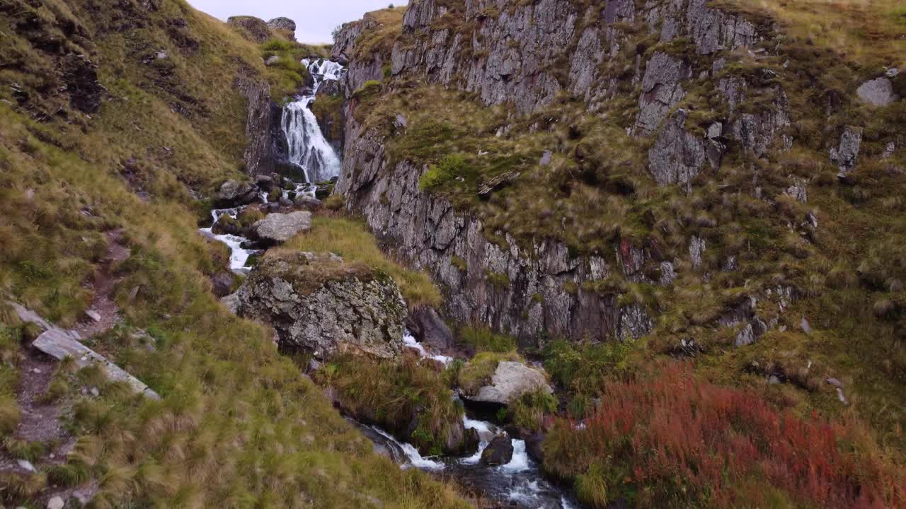 瀑布在落基山脉的山谷中瀑布般倾泻而下视频素材