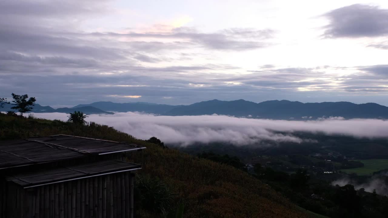 一座能看到山景和雾海的木屋视频素材