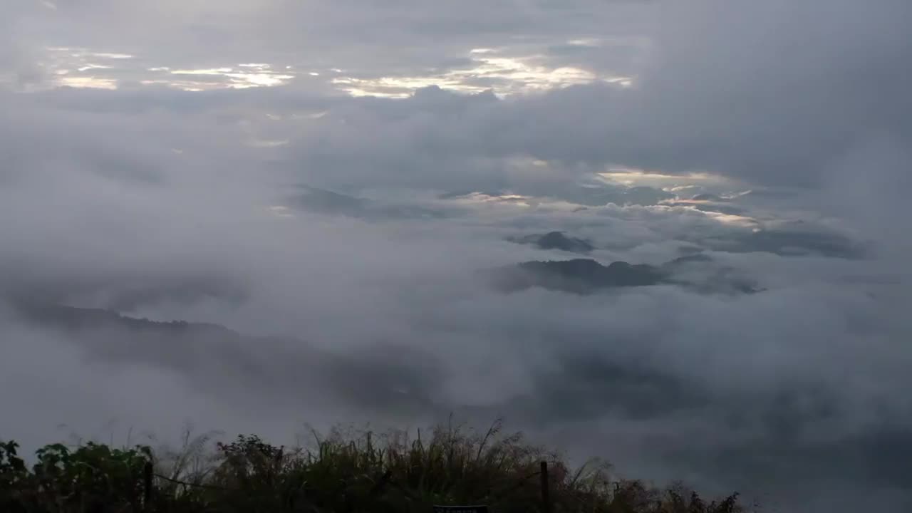 慢动作景观的山和雾的海洋视频素材