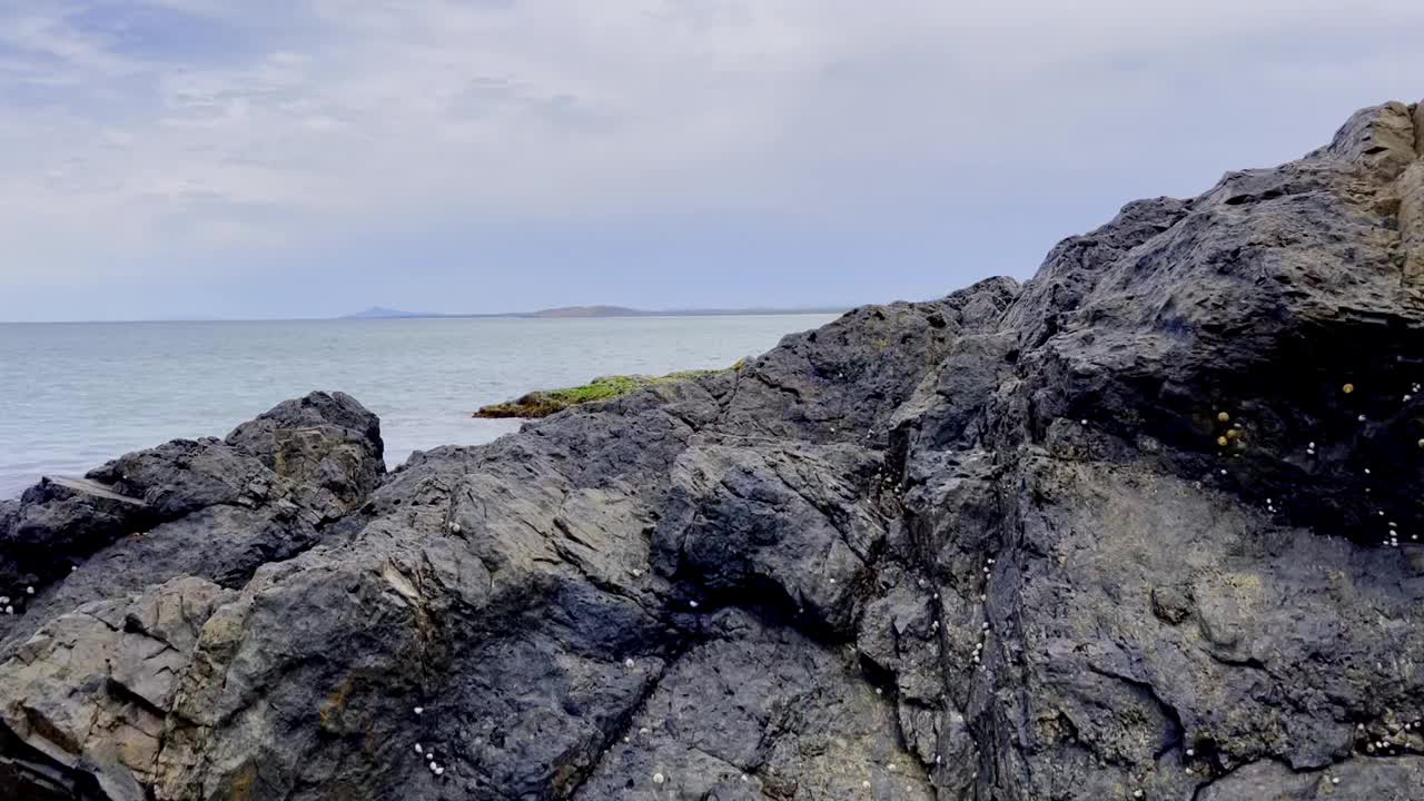 岩石岬角的全景。视频素材