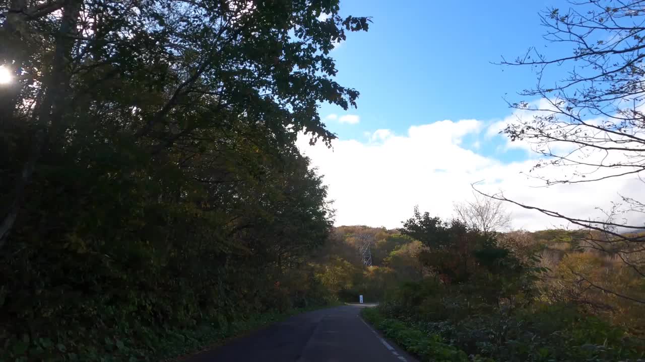 在秋天沿着山路行驶，后视镜视频素材