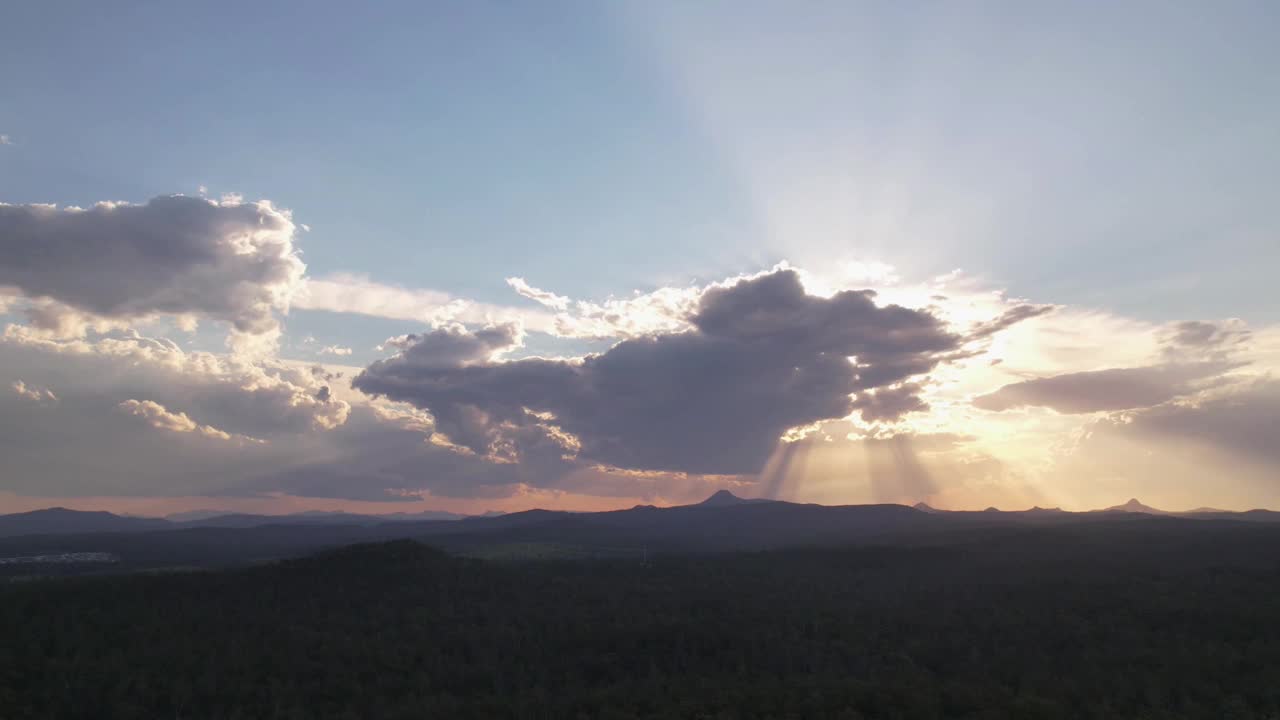 夕阳西下时，阳光穿过滚滚的云朵视频素材