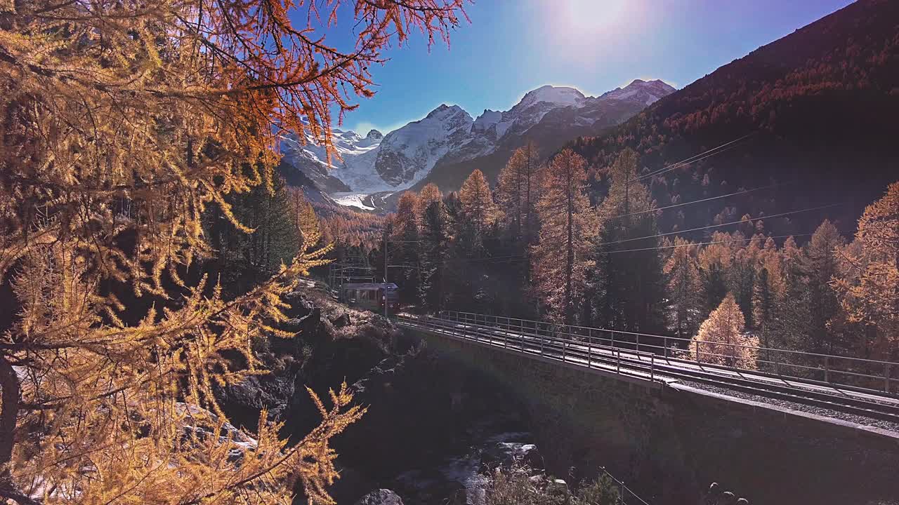 瑞士阿尔卑斯山上的旅游火车穿过群山视频素材