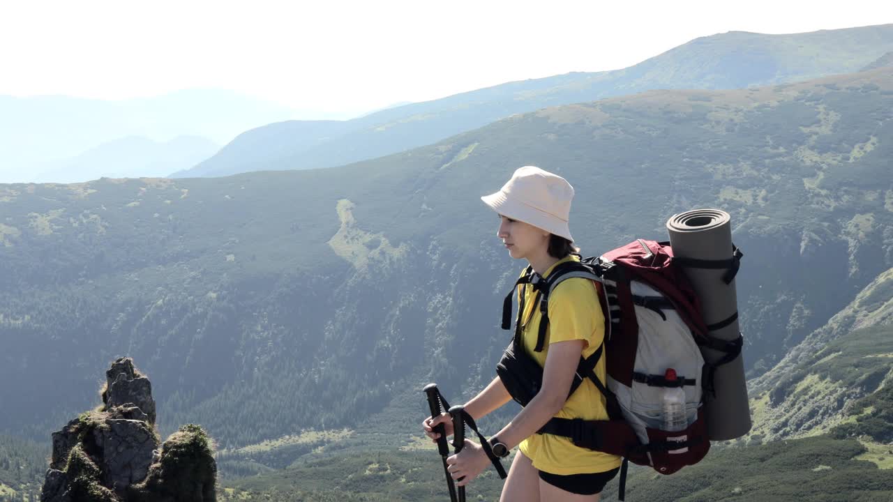 喀尔巴阡山顶上的一名女子。旅游运动生活理念视频素材