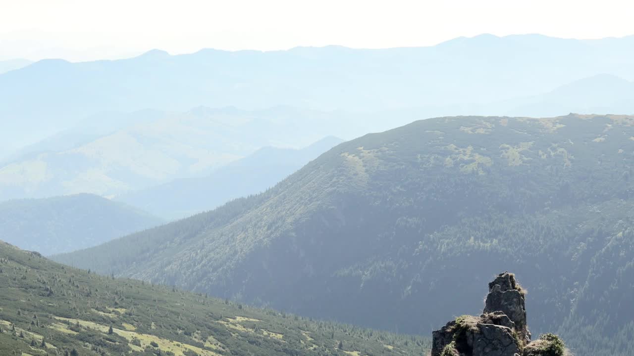 喀尔巴阡山顶上的一名女子。旅游运动生活理念视频素材