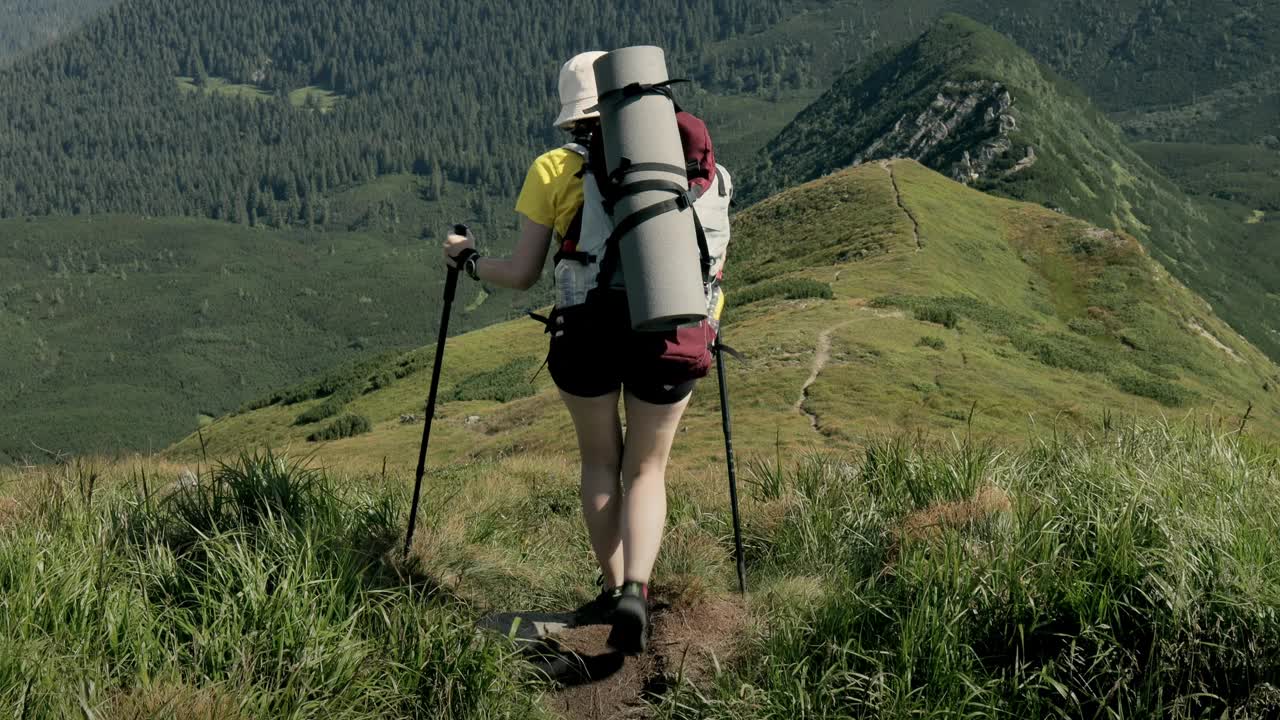 喀尔巴阡山顶上的一名女子。旅游运动生活理念视频素材