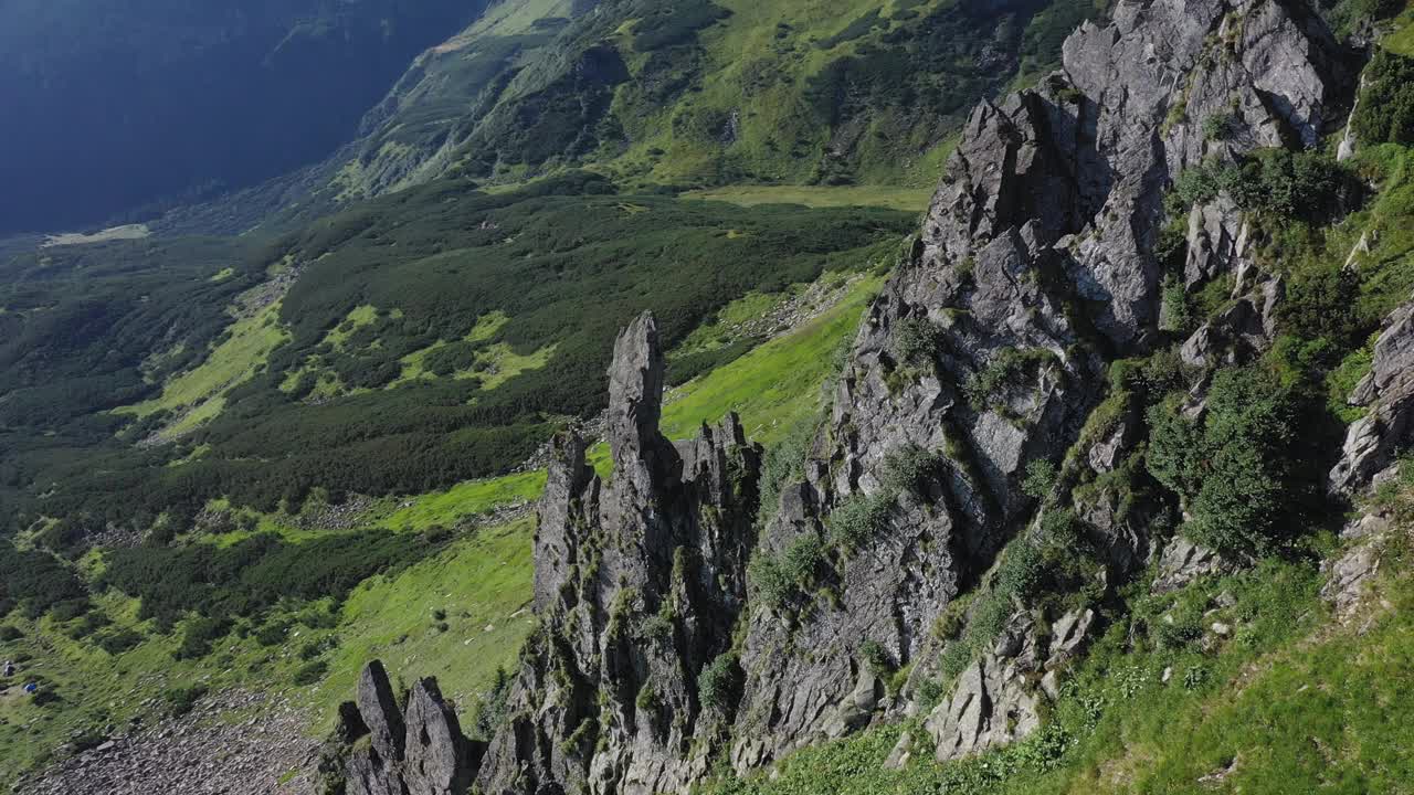 喀尔巴阡山脉的斯皮茨山的岩石山峰的鸟瞰图，夏季山脉的景观视频素材