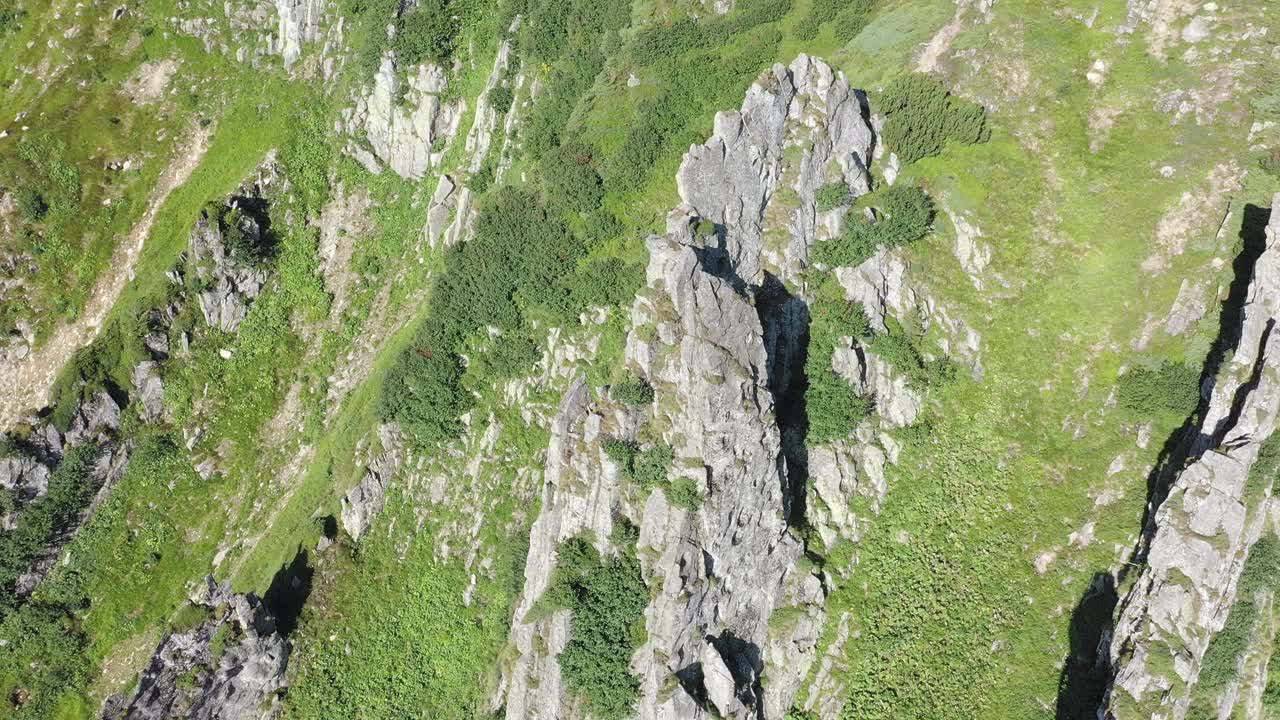 喀尔巴阡山脉的斯皮茨山的岩石山峰的鸟瞰图，夏季山脉的景观视频素材