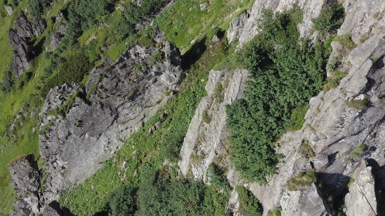 喀尔巴阡山脉的斯皮茨山的岩石山峰的鸟瞰图，夏季山脉的景观。视频素材