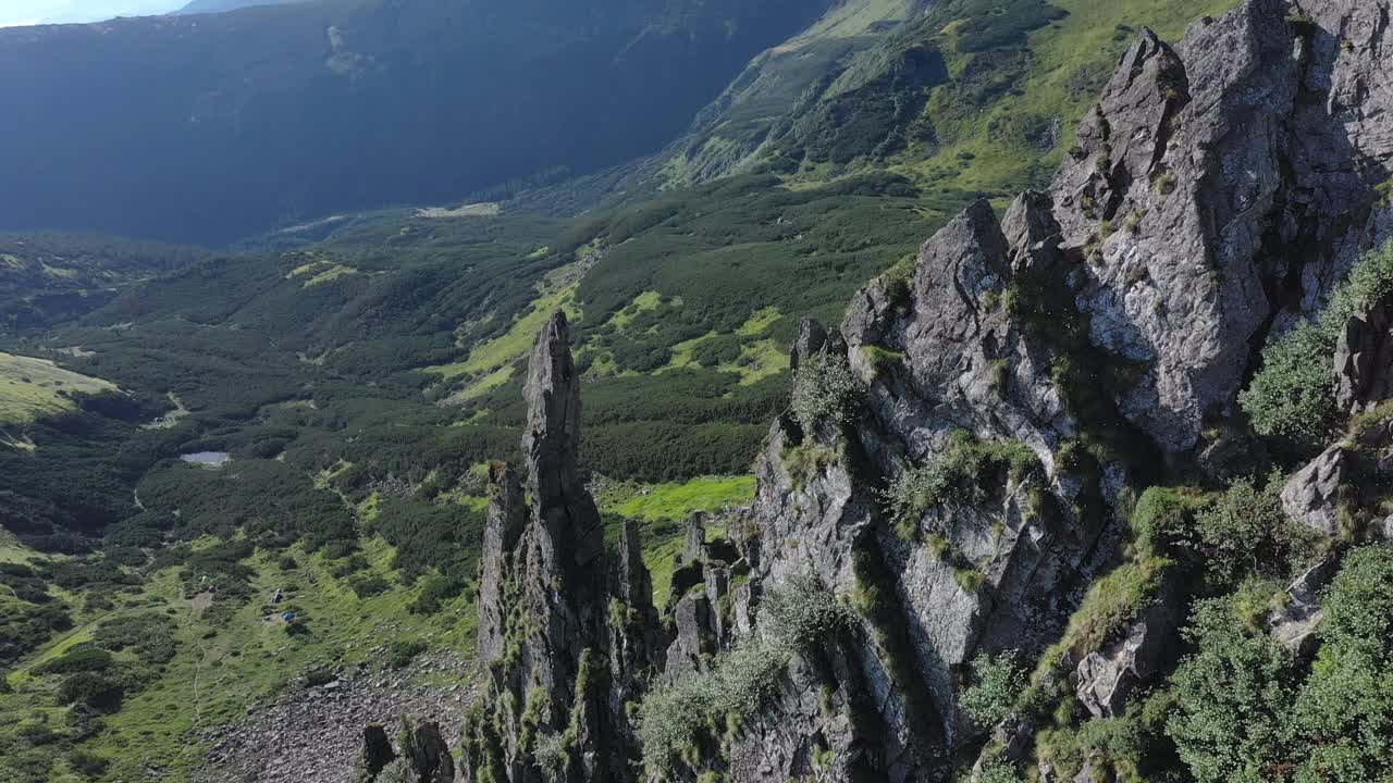 喀尔巴阡山脉的斯皮茨山的岩石山峰的鸟瞰图，夏季山脉的景观视频素材
