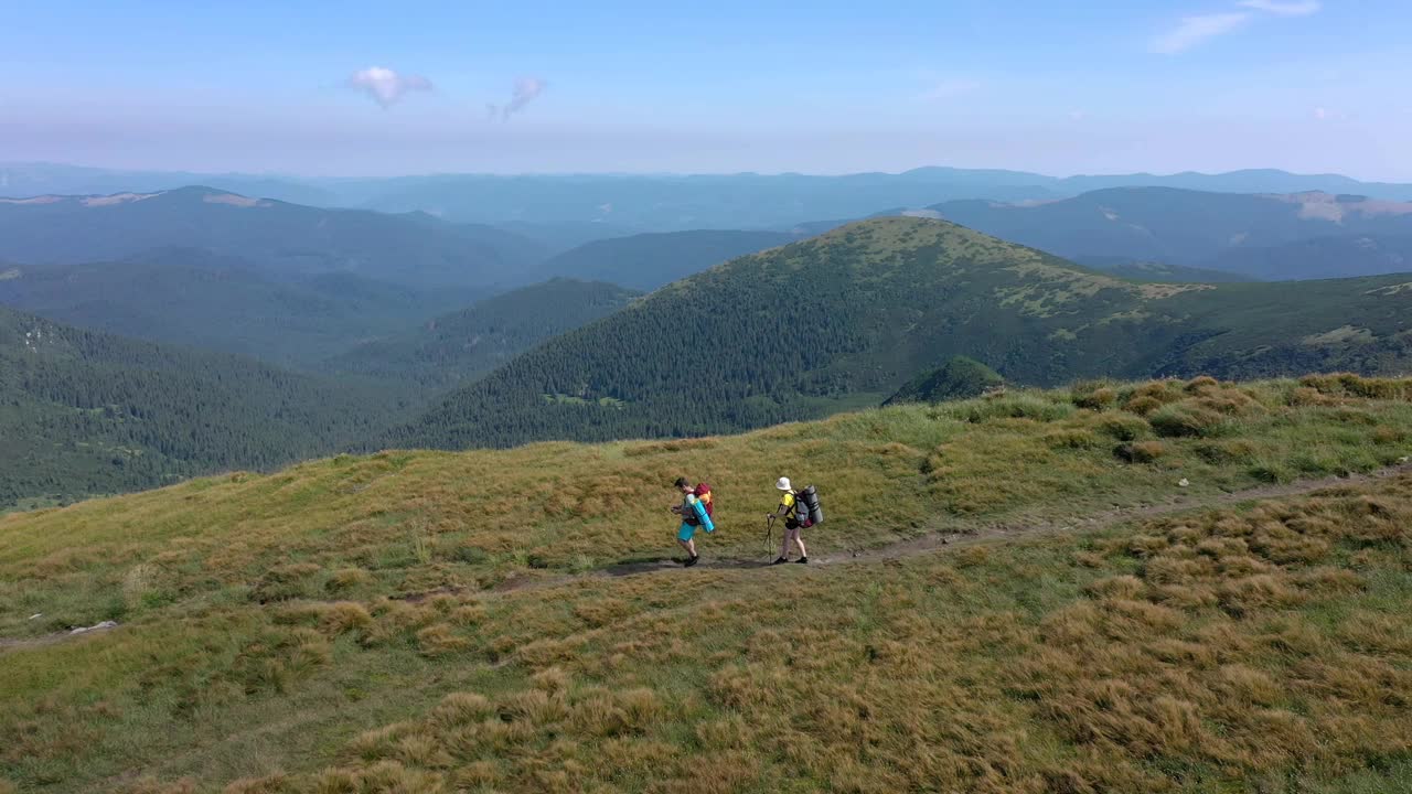 两名背包客正沿着喀尔巴阡山脉行走。视频素材