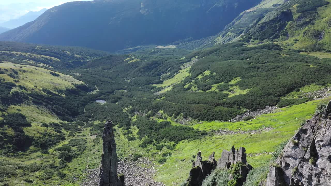 喀尔巴阡山脉的斯皮茨山的岩石山峰的鸟瞰图，夏季山脉的景观视频素材