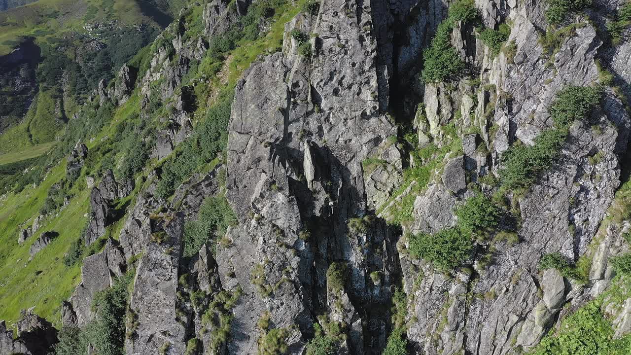 喀尔巴阡山脉的斯皮茨山的岩石山峰的鸟瞰图，夏季山脉的景观视频素材