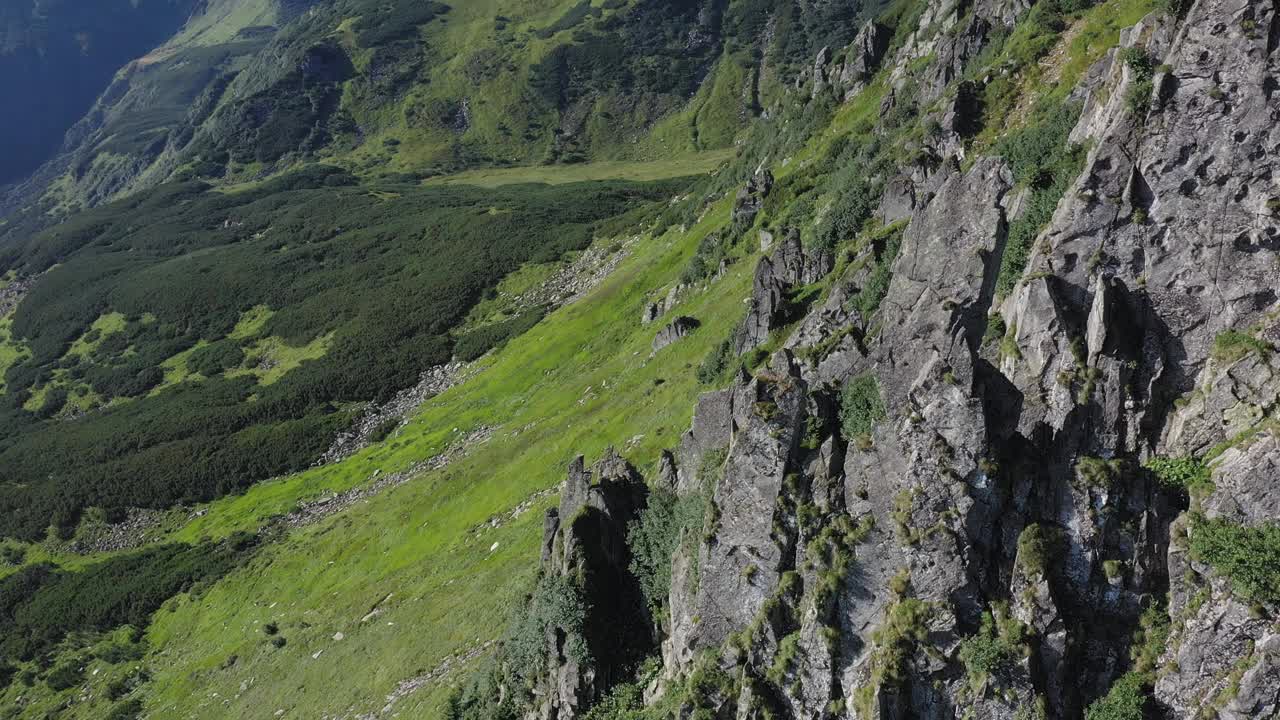 喀尔巴阡山脉的斯皮茨山的岩石山峰的鸟瞰图，夏季山脉的景观视频素材