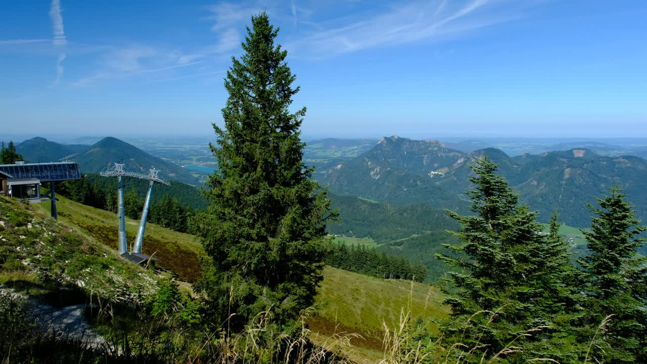 秋天有缆车的高山风景。4 k视频素材