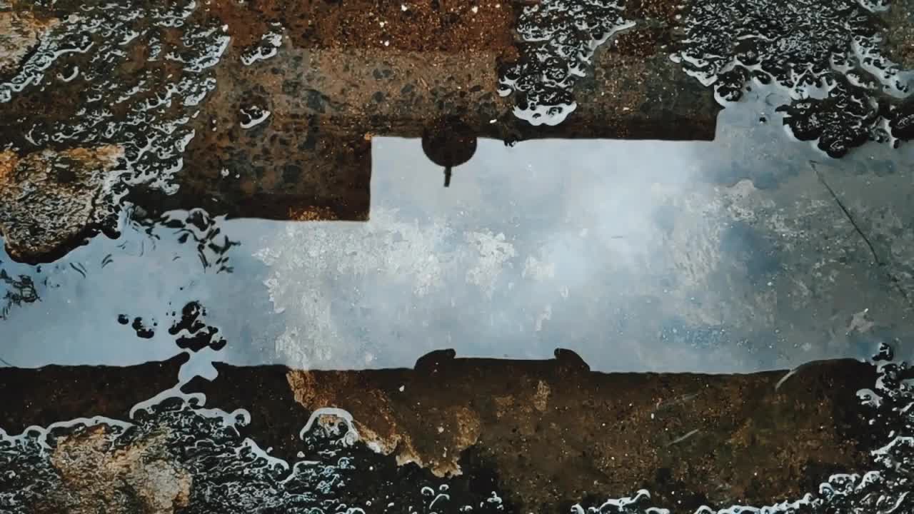 秋天的雨水落进沥青上的大水坑里视频下载