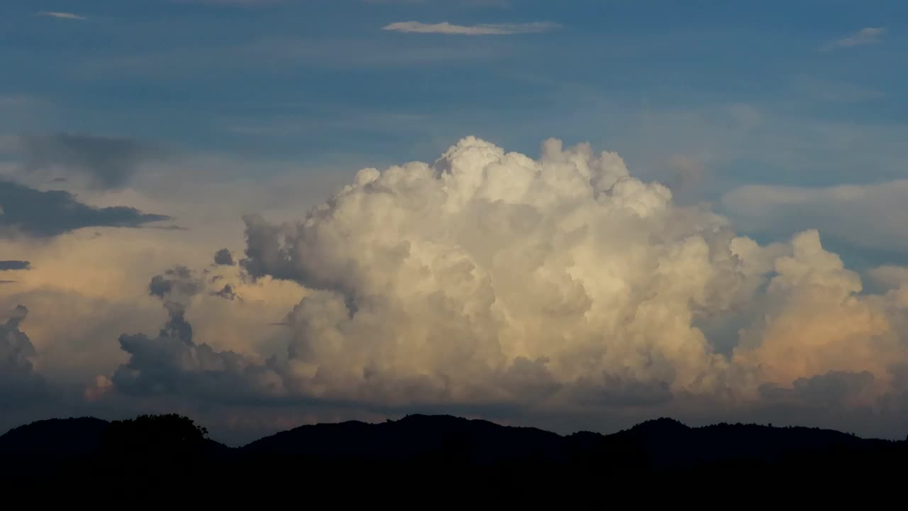 天空和山上的暴风云时间流逝视频素材