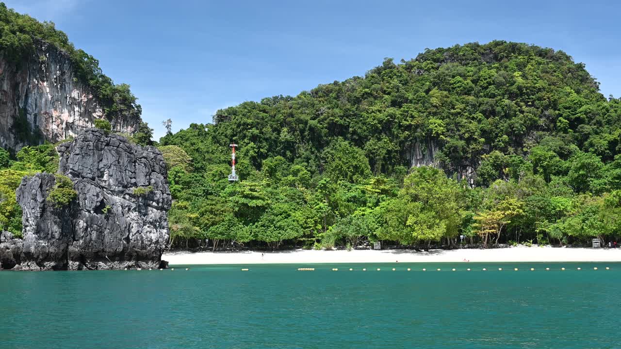 热带岛屿的海景蓝色的海水和白色的沙滩在Koh Hong岛，甲米泰国自然景观视频素材