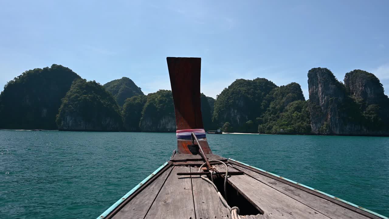 游船穿过热带岛屿与海洋蓝色的海水在Koh Hong岛泻湖，甲米泰国自然景观视频素材