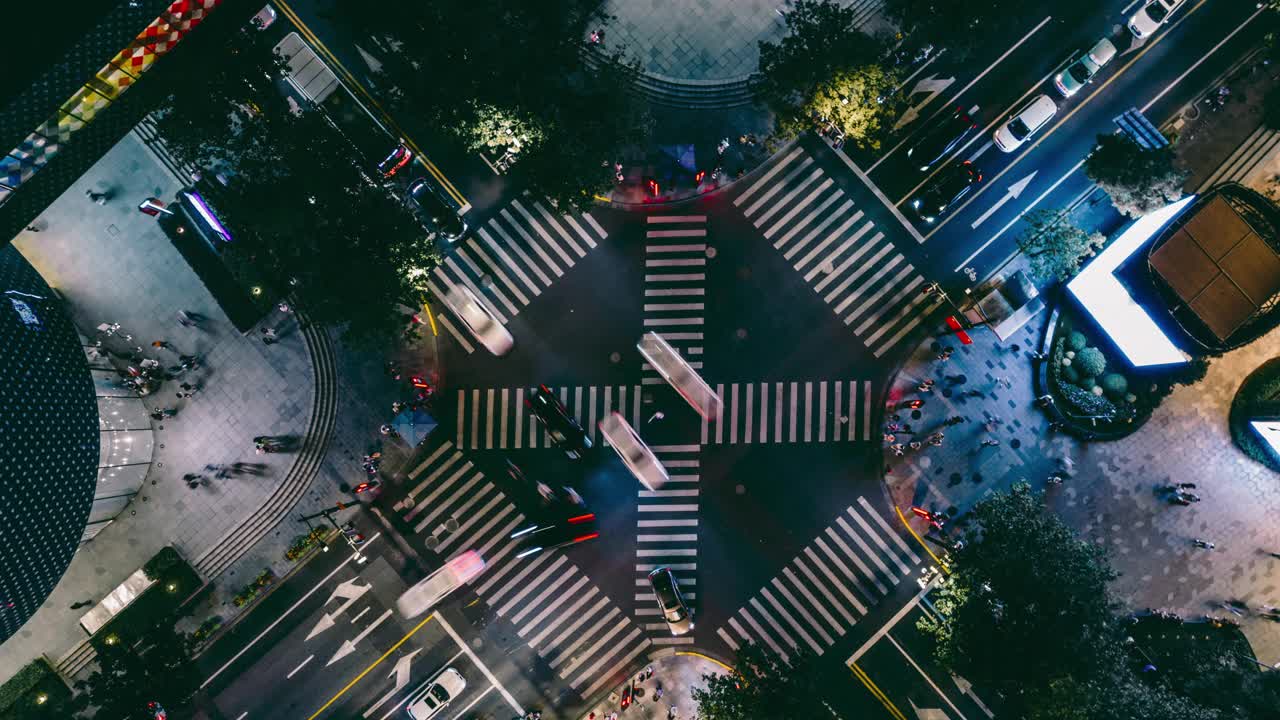 T/L PAN无人机点在城市街道十字路口的夜晚视频素材