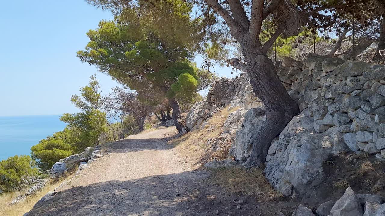 马提纳塔码头的全景与乡村道路在普利亚，意大利视频素材