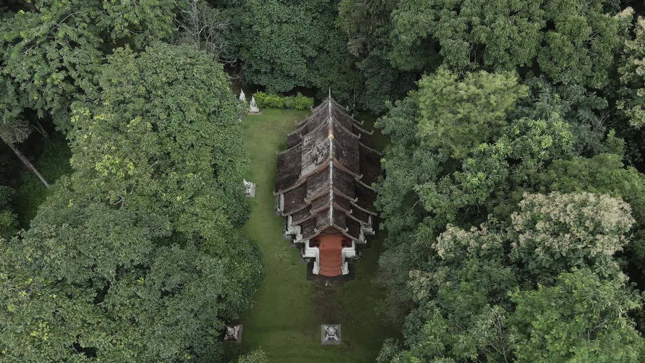 无人机在泰国山上的美丽寺庙琅坤温寺上空拍摄视频素材