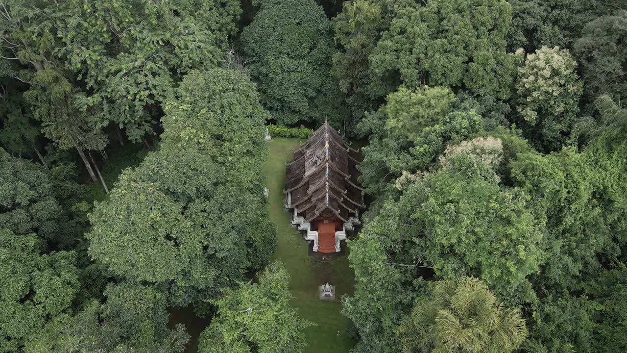 无人机在泰国山上的美丽寺庙琅坤温寺上空拍摄视频素材