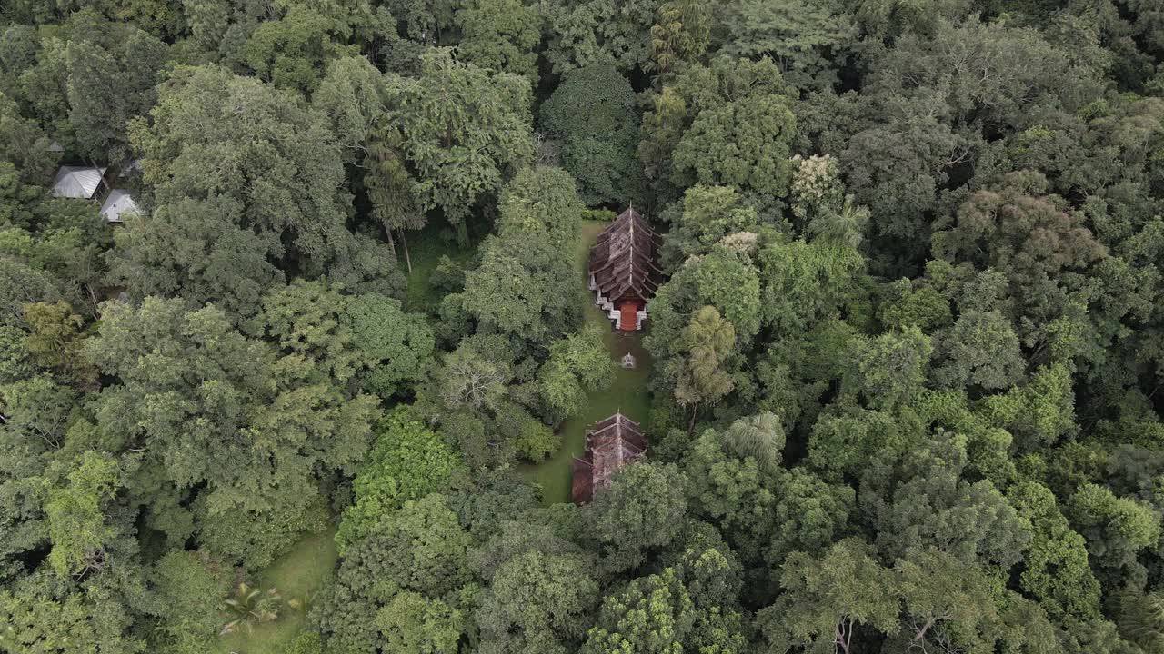 无人机在泰国山上的美丽寺庙琅坤温寺上空拍摄视频素材