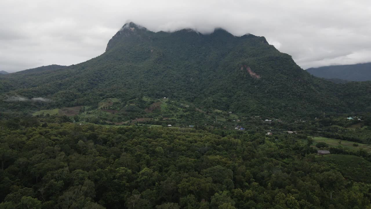 空中无人机公路旅行在清迈的山清道视频素材