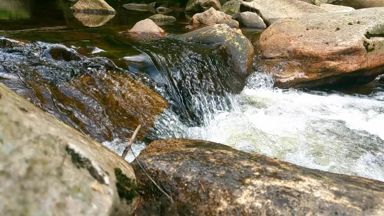 就像山间的小河流一样缓慢流动。胶片颗粒视频素材