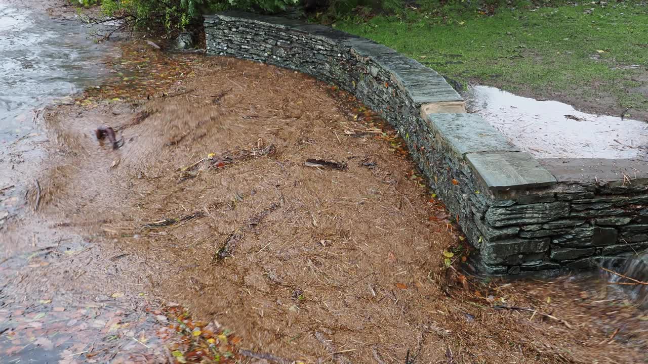 英国，温德米尔湖，暴雨过后的洪水碎片导致湖水高度上升。视频素材