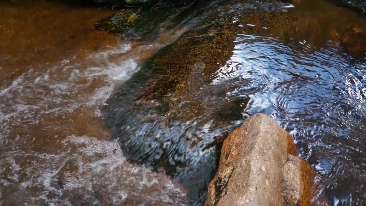 冰冷的水从山上的石头上流过视频素材