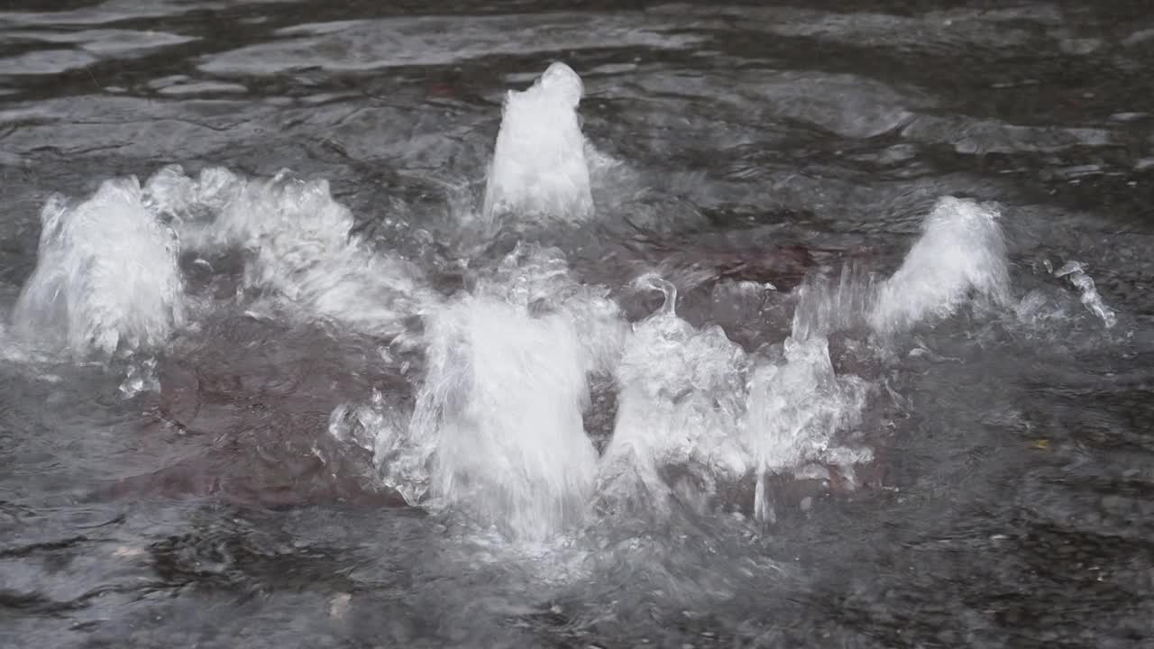 一场暴雨过后，英国湖区安布尔赛德的Waterhead，水压将洪水从排水管中推到了被洪水淹没的道路上。视频素材