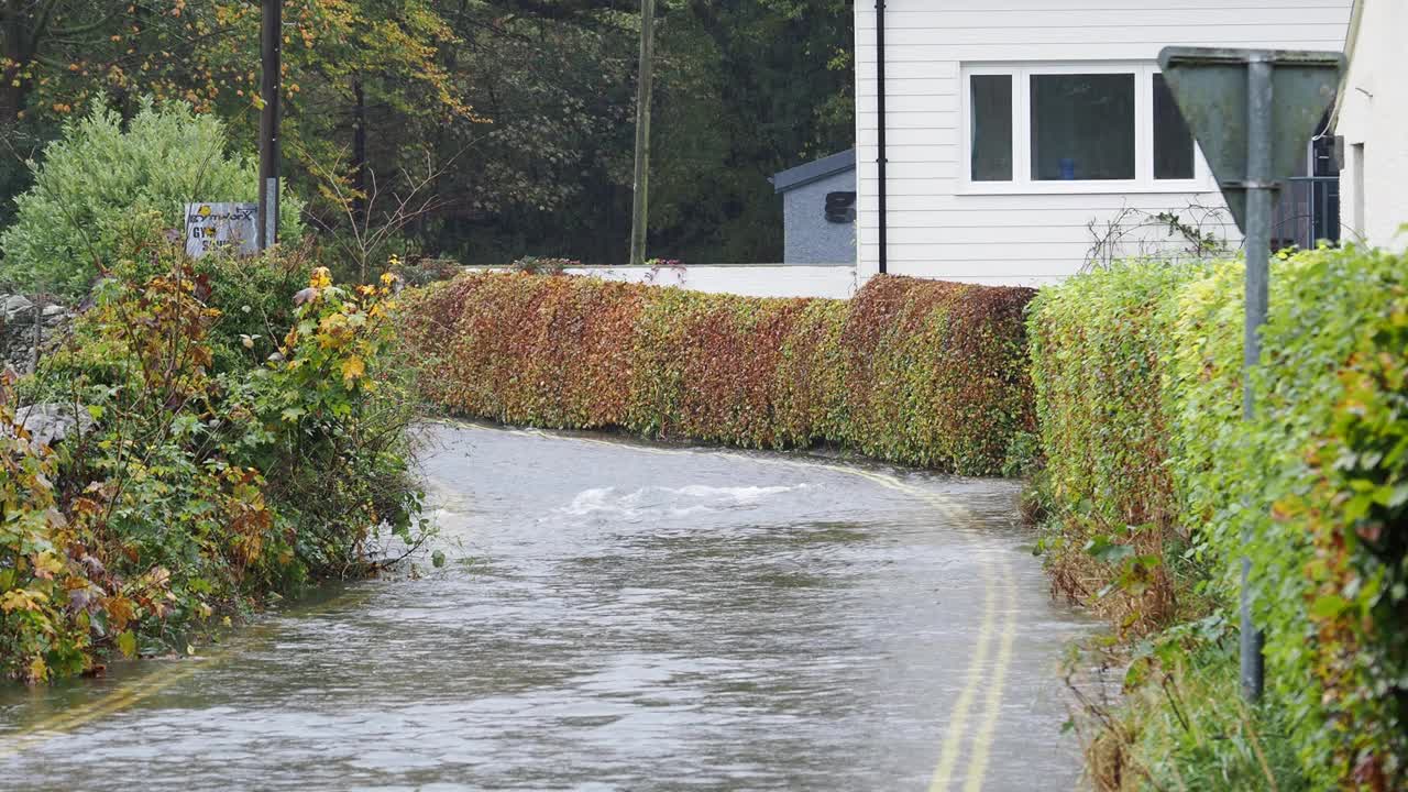 英国湖区安布尔赛德的道路被洪水淹没，暴雨导致罗赛河决堤。视频素材