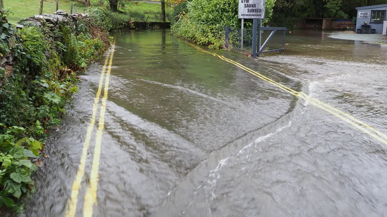 英国湖区安布尔赛德的道路被洪水淹没，暴雨导致罗赛河决堤。视频素材