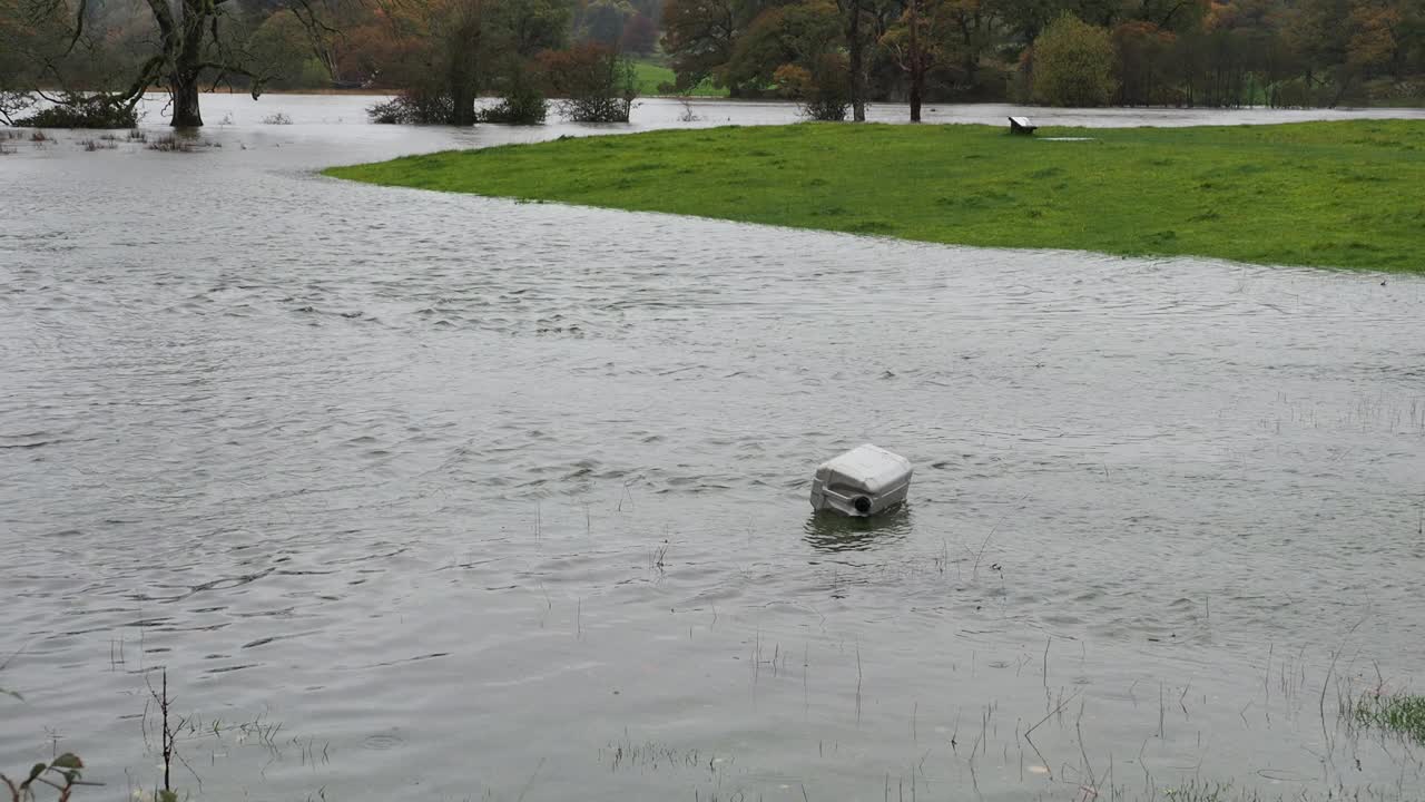 英国温德米尔湖，一场暴雨导致湖水水位达到非常高的水平。视频素材