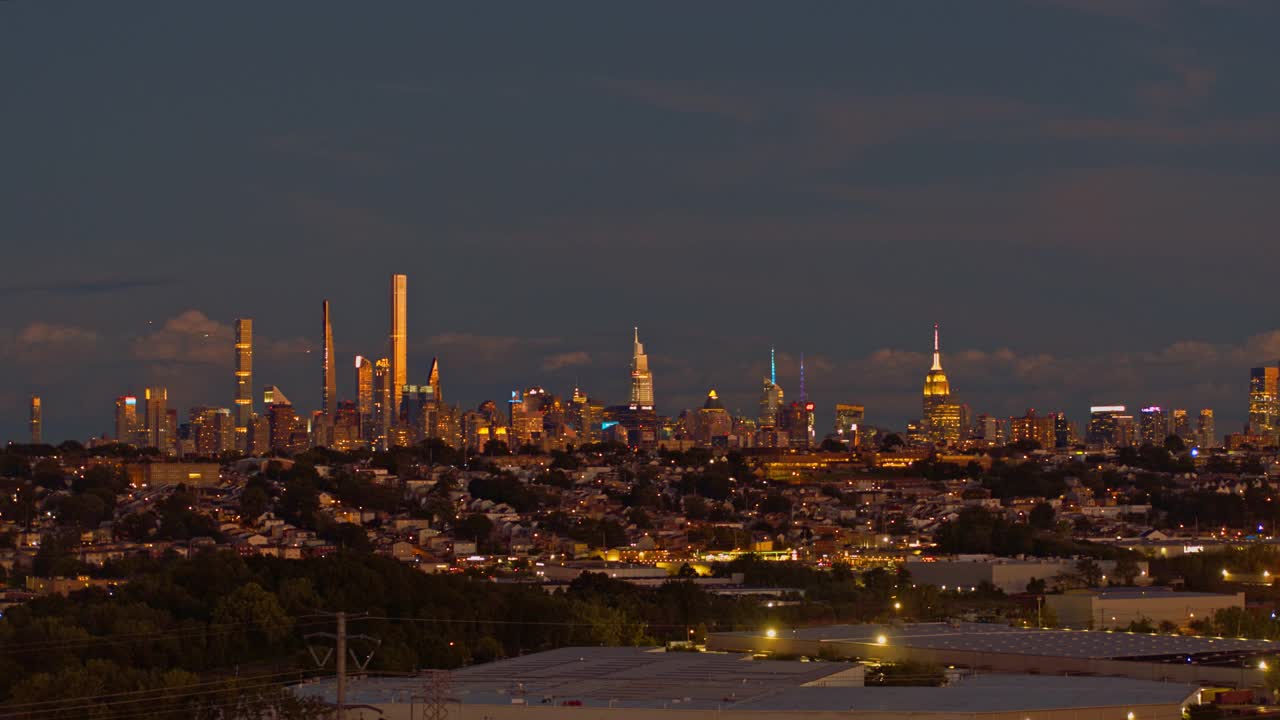 曼哈顿，纽约市，纽约州和泽西城在新泽西工业区的夜景。航拍视频与平移摄像机运动。视频素材