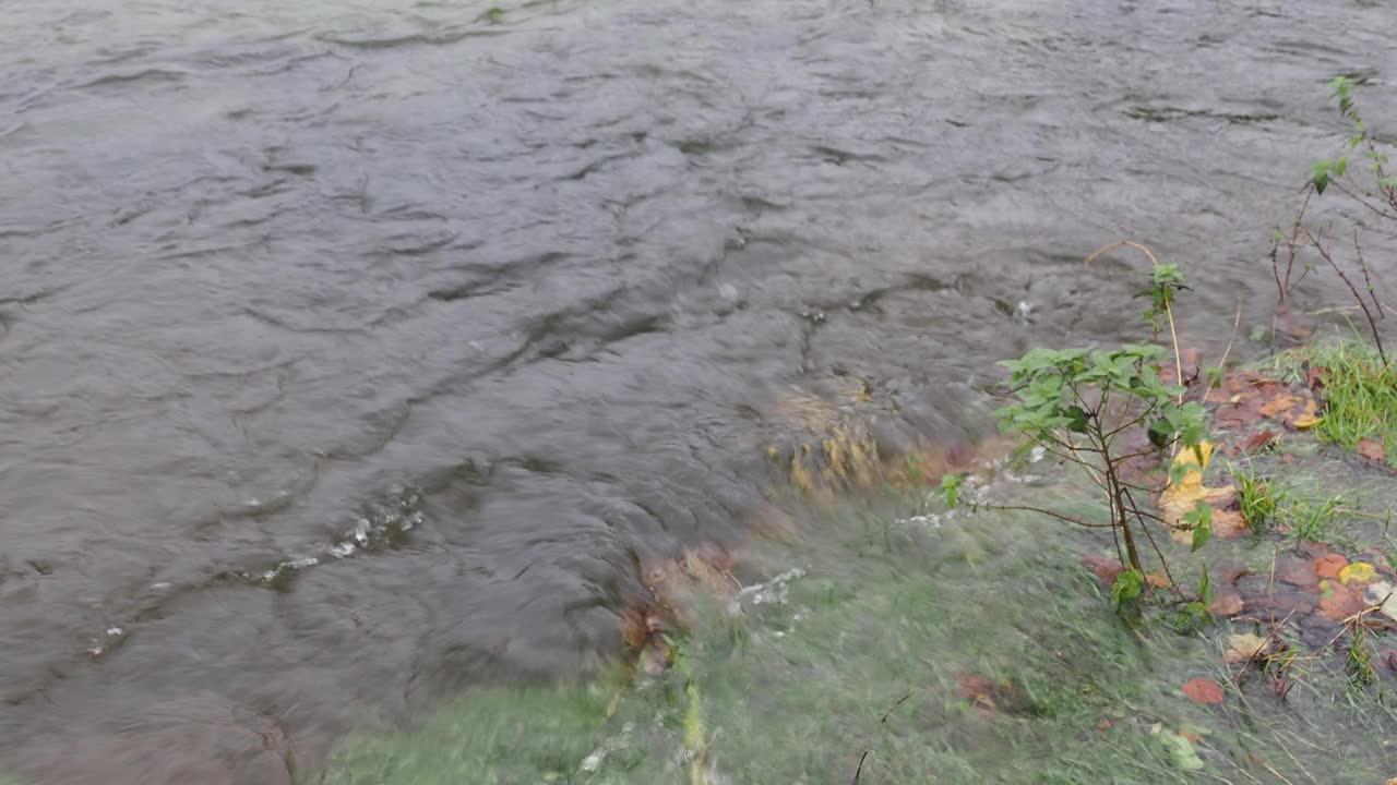 一场暴雨过后，水压将洪水从地下水流推到英国湖区安布尔赛德的Waterhead洪水泛滥区。视频素材