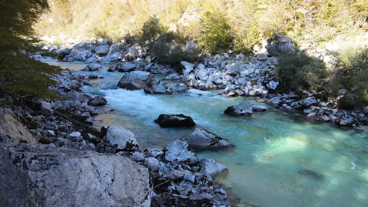 无人机视角的河流流动视频素材