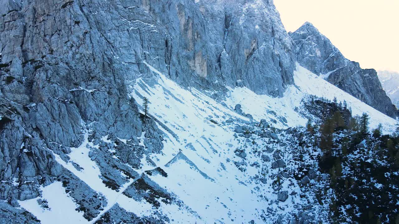 在秋天登上山顶视频素材