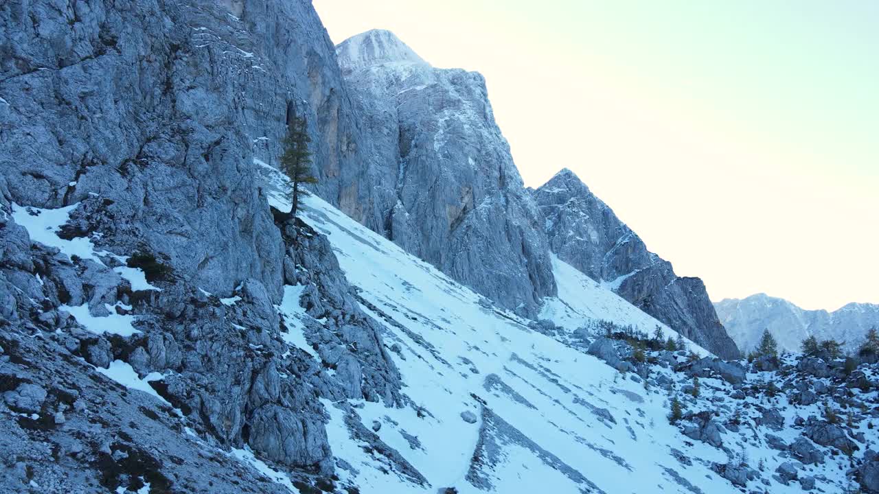 无人机在寒冷的雪山上的观点视频素材