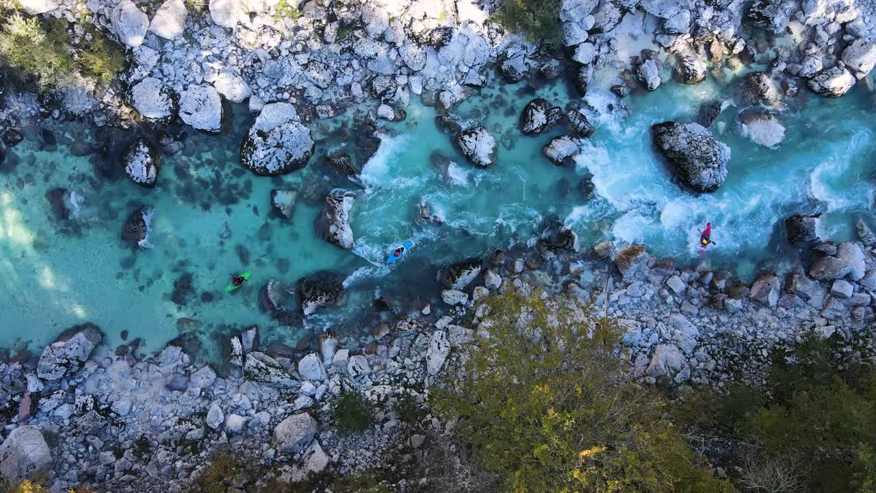 3人在急流上划皮艇的鸟瞰图视频素材