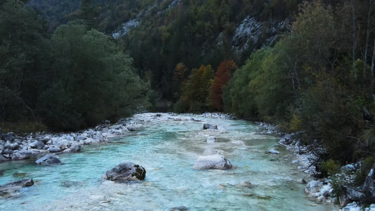 无人机的观点，美丽的河流流动在黄昏视频素材