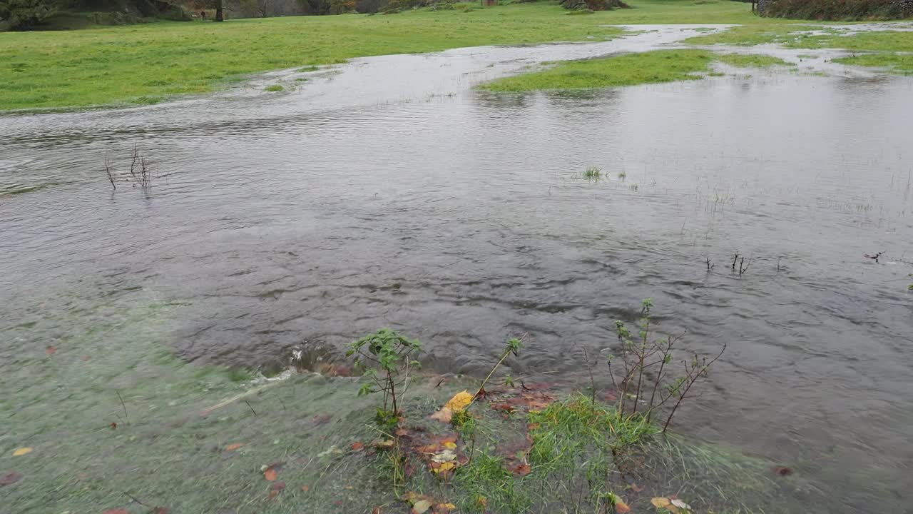 一场暴雨过后，水压将洪水从地下水流推到英国湖区安布尔赛德的Waterhead洪水泛滥区。视频素材