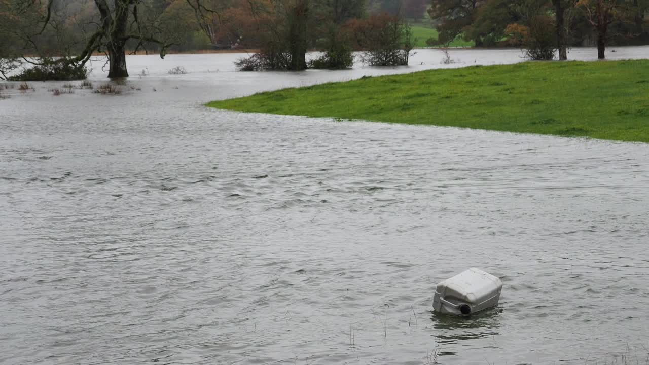 英国温德米尔湖，一场暴雨导致湖水水位达到非常高的水平。视频素材