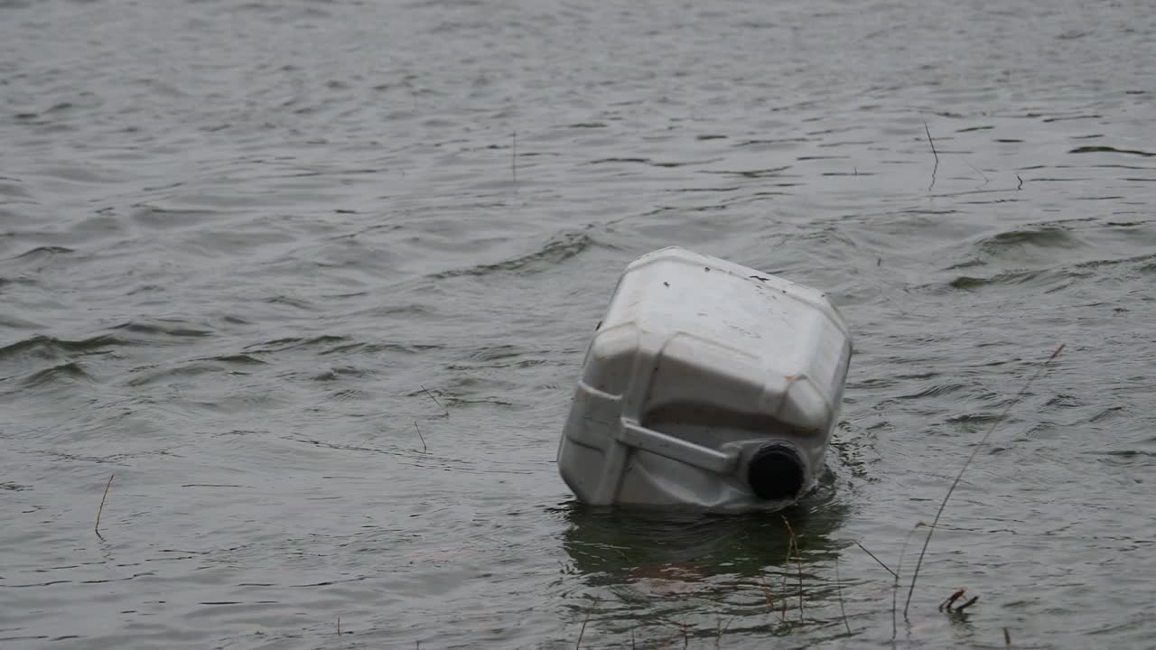 英国温德米尔湖，一场暴雨导致湖水水位达到非常高的水平。视频素材