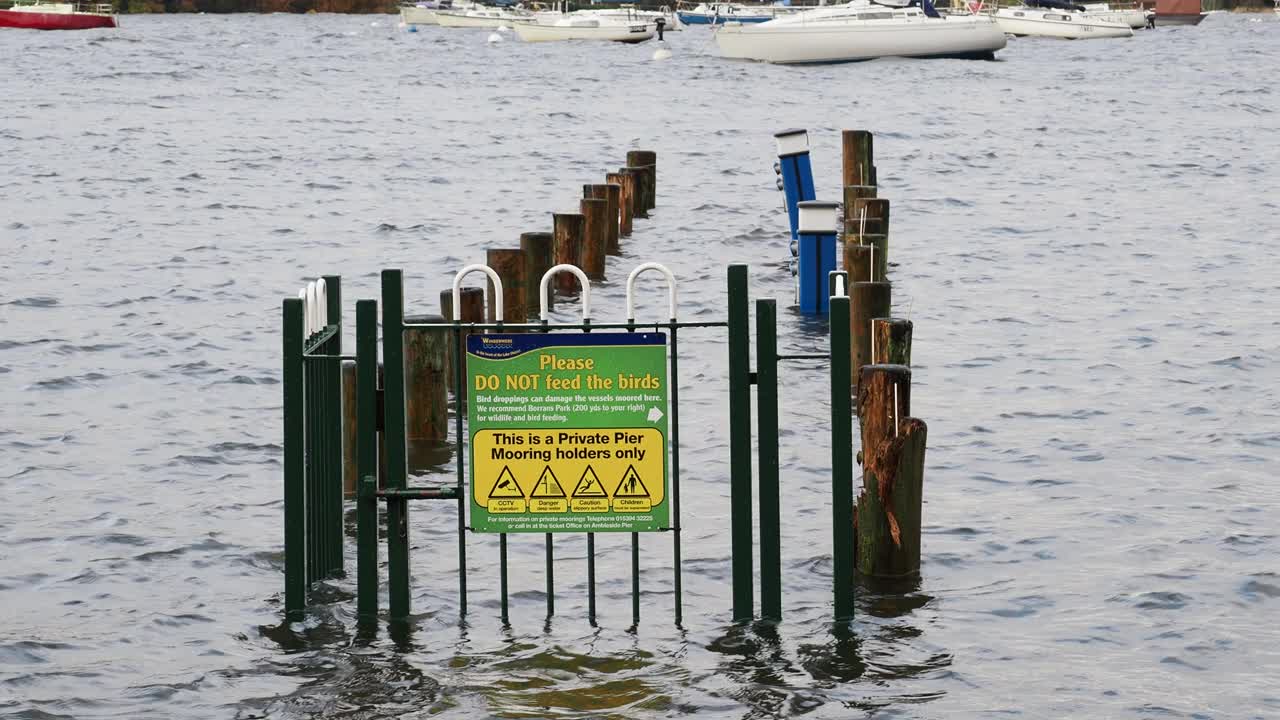 在英国安布尔赛德湖区，一场暴雨导致温德米尔湖水位达到很高水平。视频素材