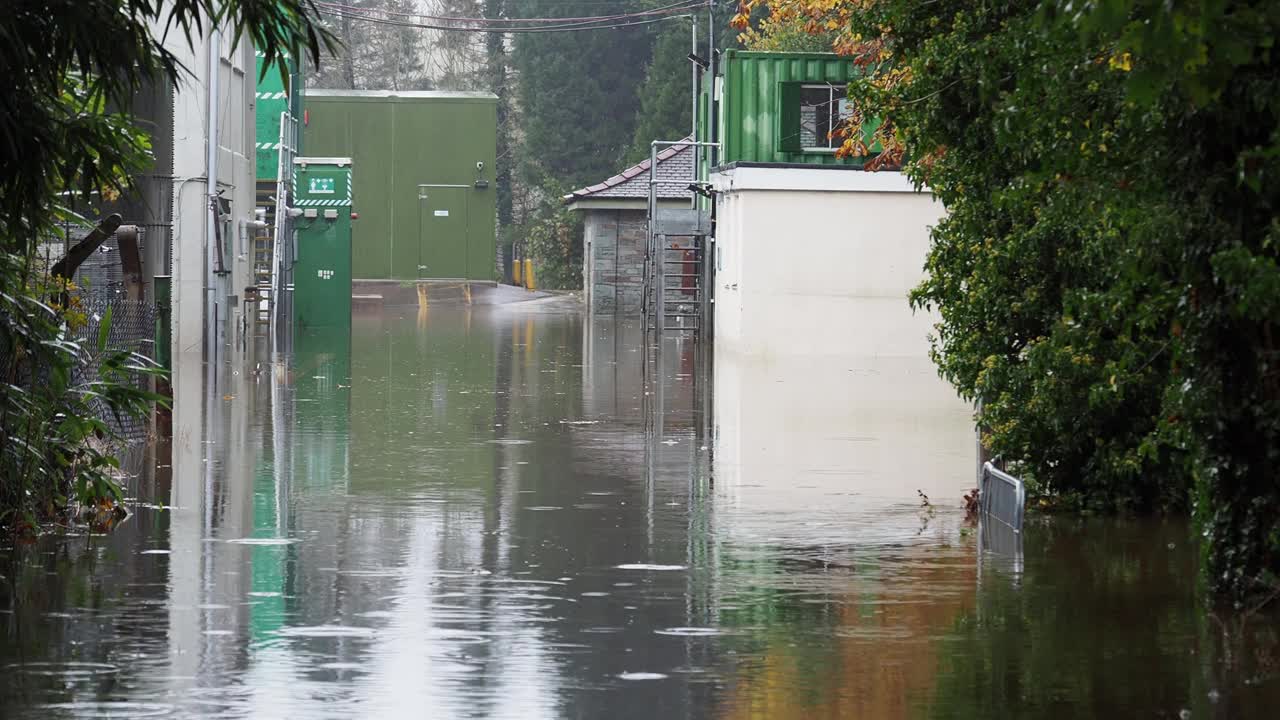 英国安布尔赛德的污水处理厂被洪水淹没，暴雨导致罗赛河决堤。视频素材